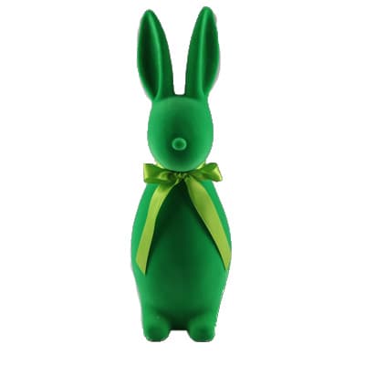 Grüner Hasenfigur mit Schleife um den Hals, frontal fotografiert