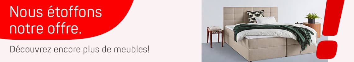 Nous étoffons notre offre. Découvrez encore plus de meubles! Lit avec couverture verte et table d'appoint