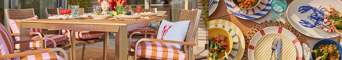 Alles für Ihre Gartenparty – abendliche Terrasse mit gedecktem Tisch, Stühlen, Lichterkette und Vorhängen