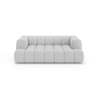 Helles, niedriges Sofa mit breiten, rechteckigen Sitzpolstern und gerundeten Armlehnen vor weißem Hintergrund
