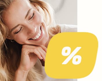 Prozentzeichen auf gelber Fläche vor lächelnder Frau, die den Kopf auf die Hand stützt