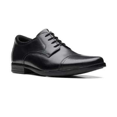 Schwarzer Herren-Schnürschuh mit glatter Kappe, seitlicher Naht und flacher Sohle vor weißem Hintergrund