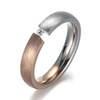Zweiteiliger Ring in Silber- und Roséton mit schmaler Öffnung, dazwischen ein kleiner runder Stein