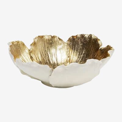 Schalenförmige Deko in Blütenform mit weißen Außenblättern und goldfarben schimmernder Innenseite