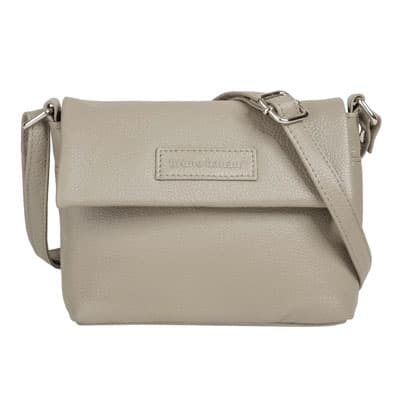 Kompakte Umhängetasche in Beige mit Überschlag und verstellbarem Schulterriemen, frontal vor weißem Hintergrund