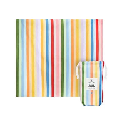 Bunte Picknickdecke mit bunten Längsstreifen, daneben passender Beutel mit Aufdruck „Picnic Blanket“