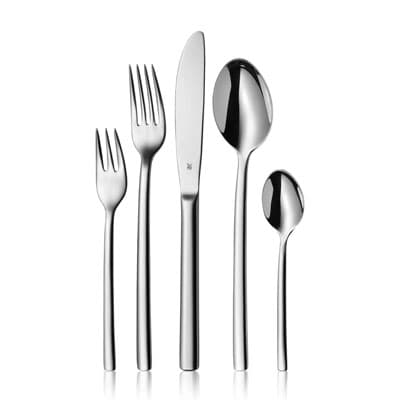 Besteckset mit zwei Gabeln, Messer, Esslöffel und Teelöffel nebeneinander vor weißem Hintergrund