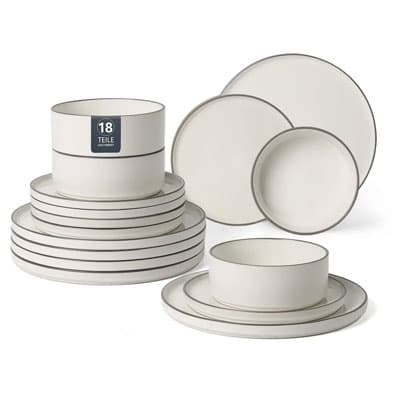18 Teile – rundes, helles Tafelservice mit Tellern und Schalen in mehreren Stapeln nebeneinander arrangiert