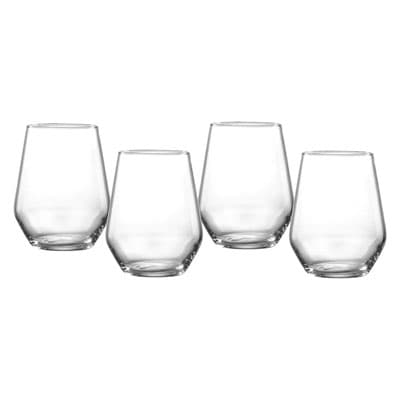 Vier bauchige Trinkgläser ohne Stiel in einer Reihe vor weißem Hintergrund
