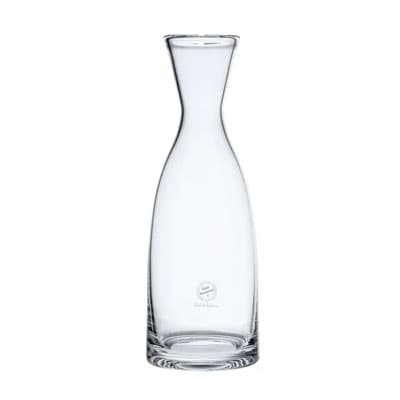Schlanke, bauchige Karaffe mit schmalem Hals und breiter Öffnung vor weißem Hintergrund