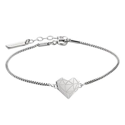 Halskette mit geometrischem Herzanhänger in Facettenoptik vor weißem Hintergrund