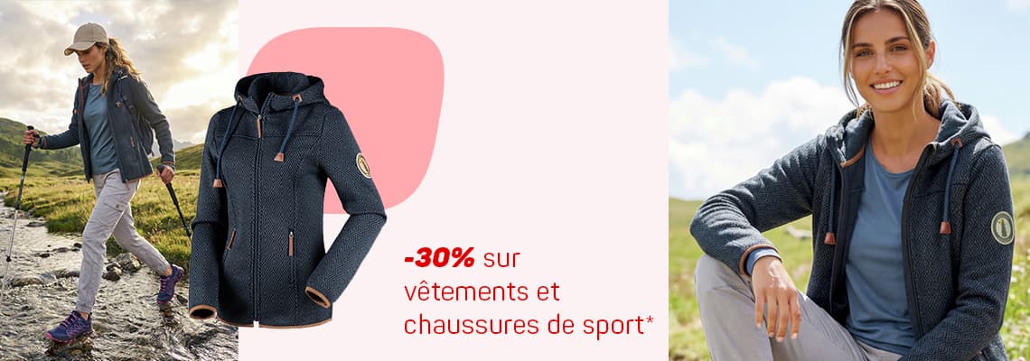 -30 % sur vêtements et chaussures de sport – Femme en randonnée portant une veste à capuche bleu foncé en extérieur