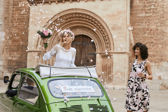 Leopardmuster Bikini mit überkreuzten Trägern und passendem Unterteil, auf weißem Hintergrund