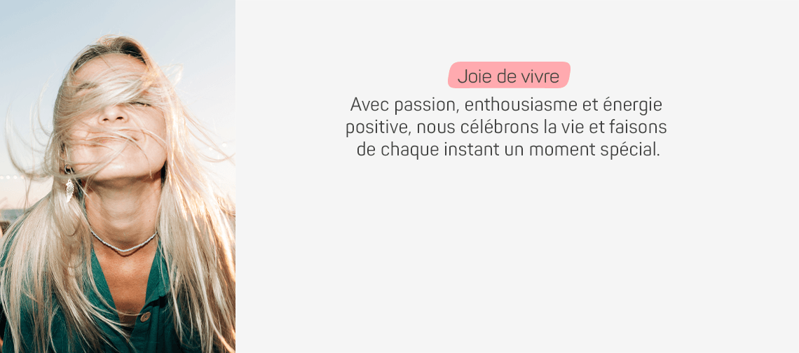 Joie de vivre – Portrait d’une personne aux cheveux au vent souriant vers l’objectif, texte inspirant à droite
