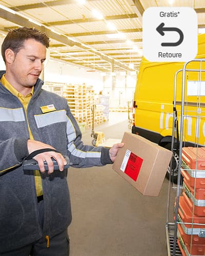 Gratis Retoure – Zusteller scannt ein Paket vor gelbem Lieferwagen in Lagerhalle