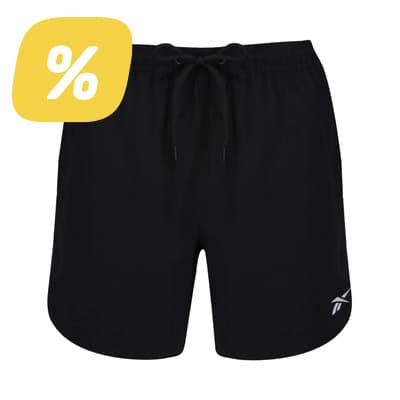 Prozentzeichen im gelben Feld – schwarze kurze Sporthose mit Kordelzug und kleinem Logo am Bein