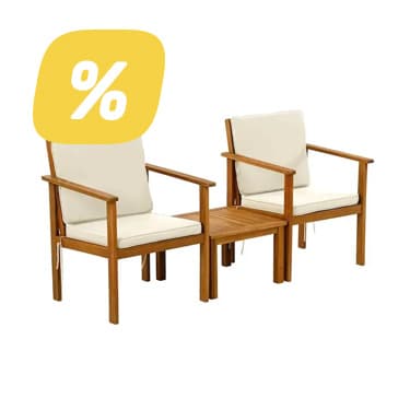 Prozentzeichen-Angebot – zwei Gartenstühle mit heller Polsterung und kleinem Tisch in der Mitte
