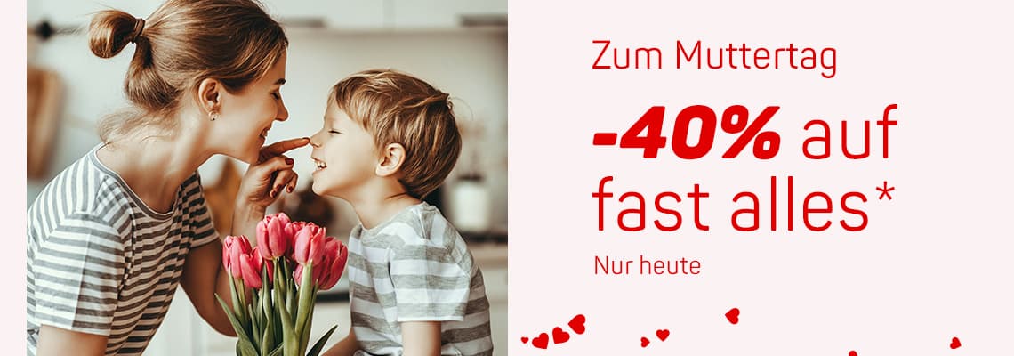 Zum Muttertag – 40 % auf fast alles, nur heute – Mutter und Kind lachen sich über einem Strauß Tulpen an