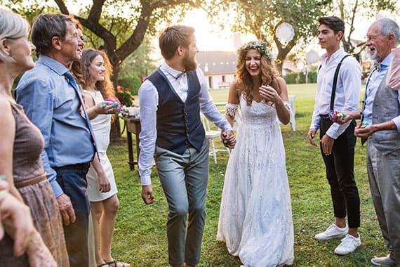 Just married!!! – Mariée debout dans une voiture verte décorée, bouquet en main, célébrée par une invitée devant une église