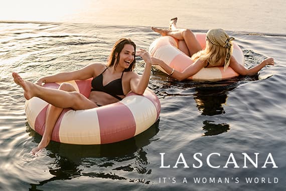 Lascana – It’s a woman’s world – zwei Frauen im Wasser auf Ring-Schwimmreifen im Sonnenuntergang
