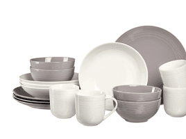 Service de vaisselle complet gris et blanc avec assiettes, bols, tasses et mugs assortis sur fond blanc