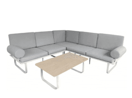 Ecksofa mit grauen Polstern und Rollen an den Seiten, davor ein rechteckiger, heller Couchtisch