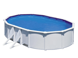 Piscine hors-sol ovale bleue avec parois blanches et échelle latérale blanche