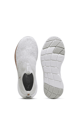 Weiße Slip-on-Sneaker von oben und unten, linker Schuh von oben, rechter zeigt flexible Profilsohle