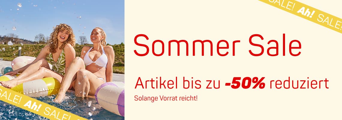 Sommer Sale – Artikel bis zu 50 % reduziert – zwei Personen auf bunten Luftmatratzen im Pool, Wasser spritzt hoch