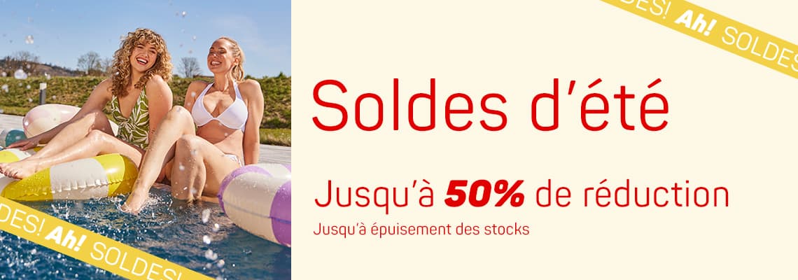 Soldes d’été jusqu’à 50 % de réduction – Deux personnes en maillot se détendent sur des bouées dans une piscine