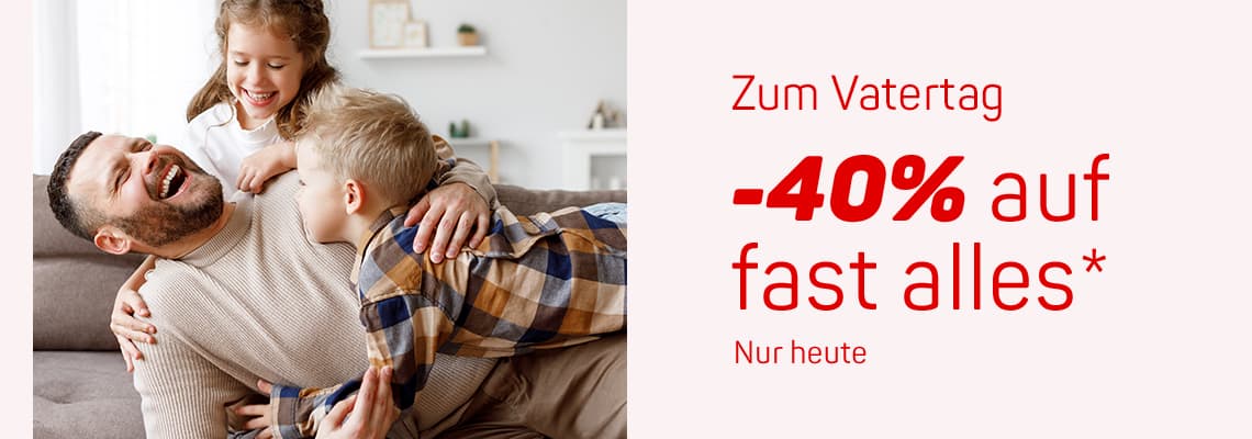 Zum Vatertag –40 % auf fast alles, nur heute – Vater spielt lachend mit zwei Kindern auf dem Sofa