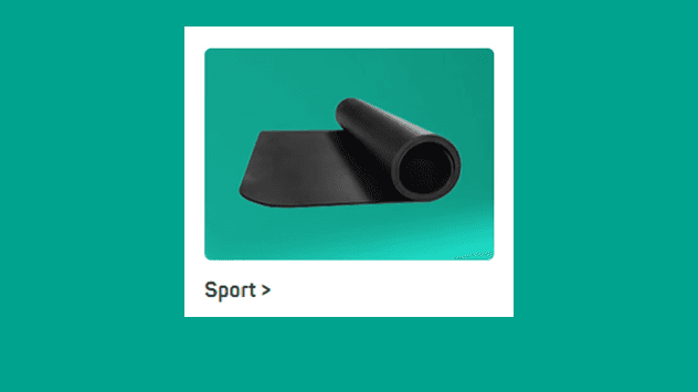 Sport – schwarze Fitnessmatte halb aufgerollt vor türkisfarbenem Hintergrund