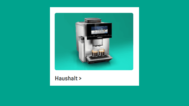 Haushalt – Kaffeevollautomat mit zwei gefüllten Gläsern vor türkisfarbenem Hintergrund