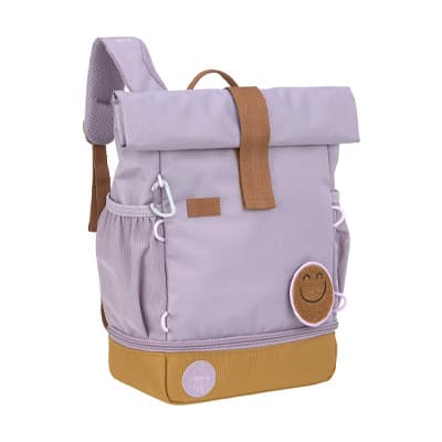 Fliederfarbener Rucksack mit Rolltop, braunem Boden und kleinem runden Smiley-Patch vorne