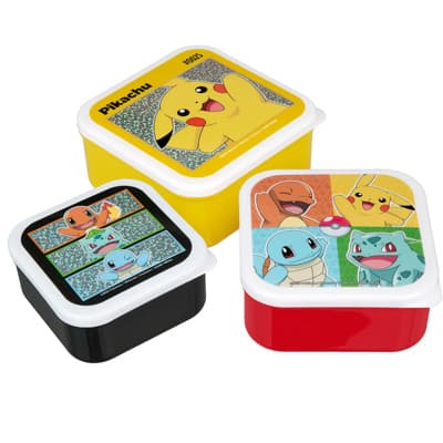 Drei Brotdosen mit Pokémon-Motiven von Pikachu, Glumanda, Schiggy und Bisasam, in Schwarz, Rot und Gelb gestapelt