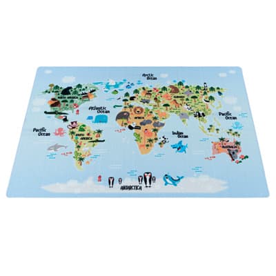 Illustrative Weltkarte auf hellblauem Hintergrund mit Kontinenten, Tieren und Meeresbewohnern für Kinder