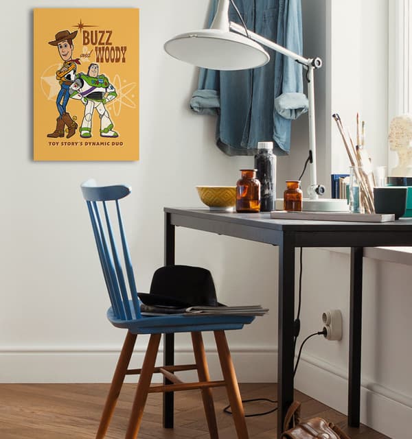 Buzz and Woody – Schreibtisch mit Stuhl, Hut und Poster der Toy-Story-Figuren an der Wand