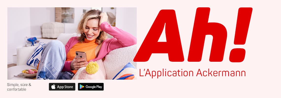 Ah! die Ackermann App – Person liegt entspannt auf Sofa und bedient Smartphone, App Store und Google Play Logos