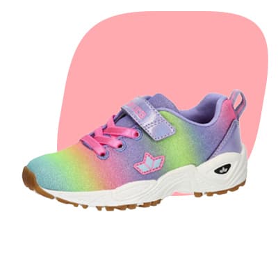 Kinder-Sneaker in Regenbogenfarben mit pinken Schnürsenkeln und Klettverschluss vor rosa Hintergrund
