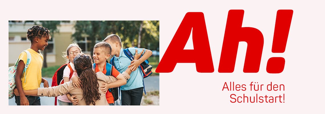 Ah! Alles für den Schulstart – Gruppe von Schulkindern mit Rucksäcken begrüßt sich lachend auf dem Schulhof