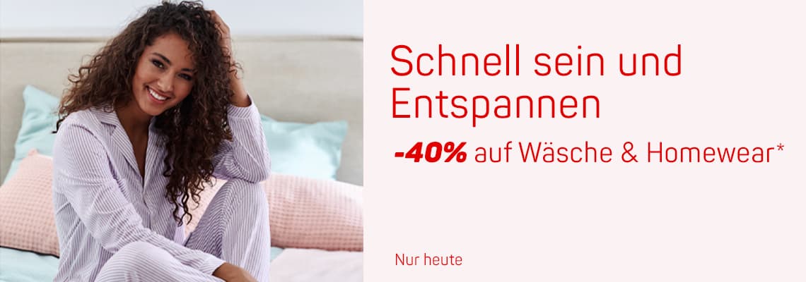 -40 % auf Wäsche und Homewear – Frau im gestreiften Pyjama sitzt auf dem Bett und stützt den Kopf in die Hand