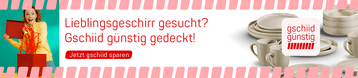 Lieblingsgeschirr gesucht? Gschiid günstig gedeckt – Frau mit Geschenkbox, daneben helles Geschirrset mit Tellern und Tassen