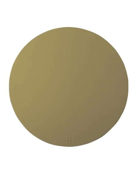 Rotbraunes Geschirrset bestehend aus einem Teller, einer Schüssel und einer Tasse mit Henkel