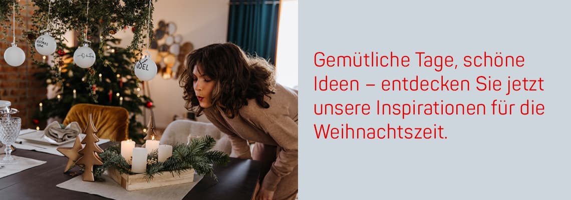 Gemütliche Tage, schöne Ideen – entdecken Sie jetzt unsere Inspirationen für die Weihnachtszeit. Frau dekoriert Weihnachtstisch.