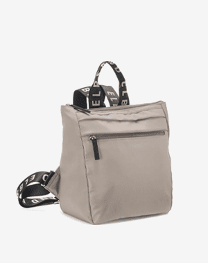 Beige Sporttasche mit schwarzem Reissverschluss und bedrucktem Tragegriff.