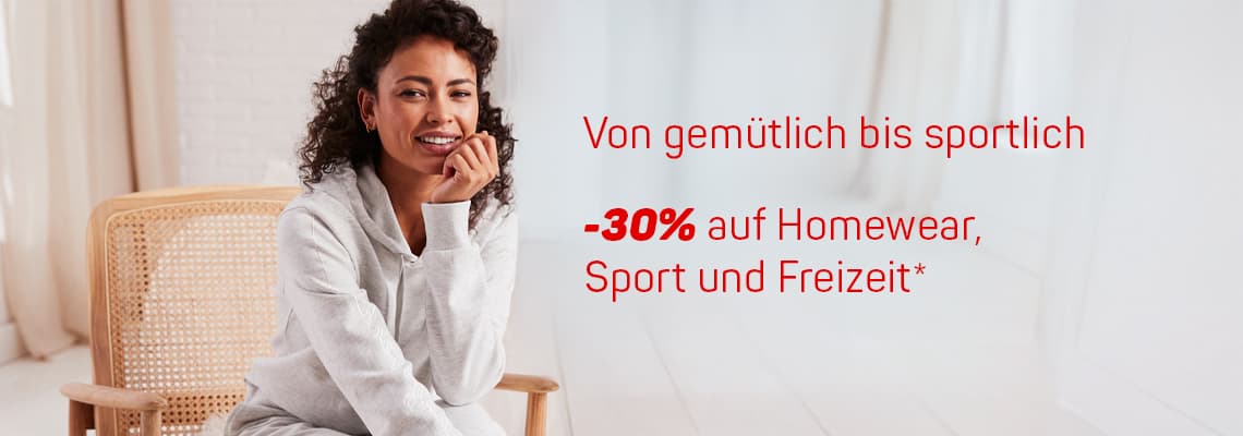 Von gemütlich bis sportlich. Entdecken Sie unsere Auswahl an Homewear und sportlichen Outfits – Frau im hellen Hoodie sitzt entspannt.